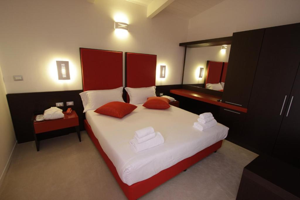 Hotel Paradise Airport フォルリ 部屋 写真