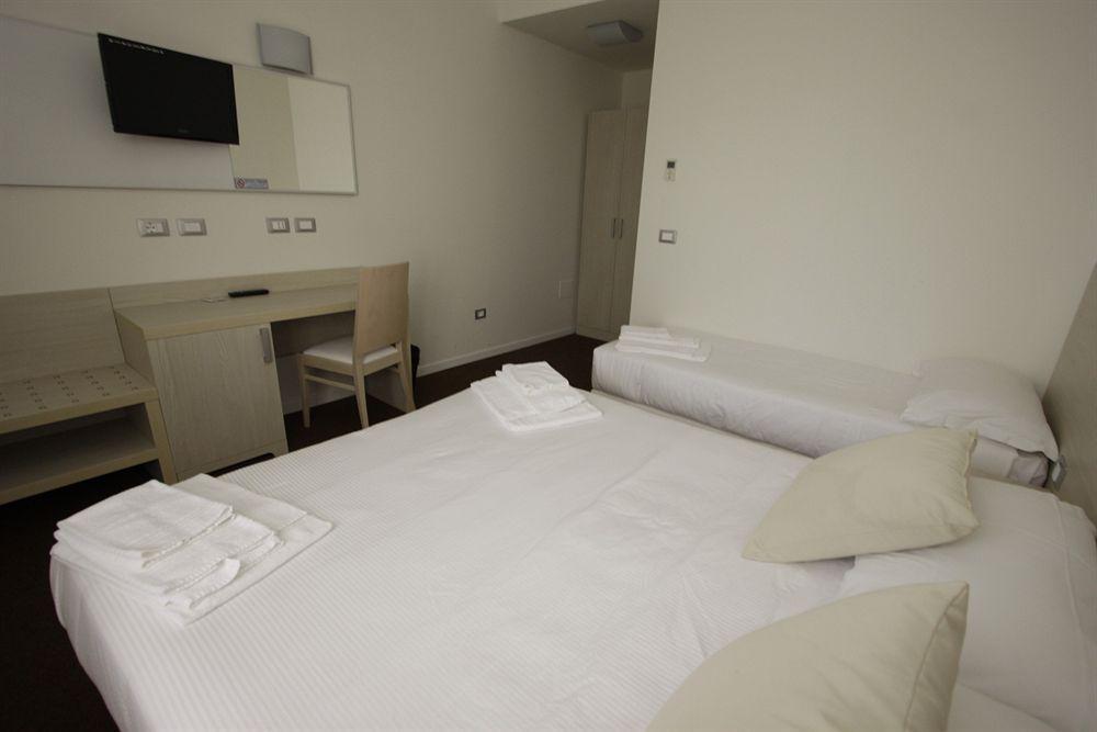 Hotel Paradise Airport フォルリ エクステリア 写真