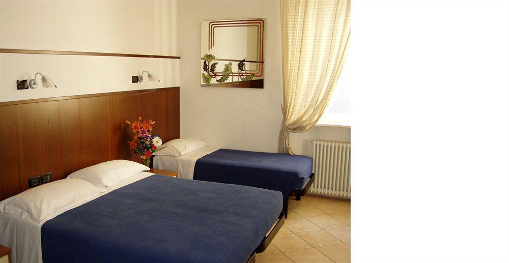 Hotel Paradise Airport フォルリ エクステリア 写真