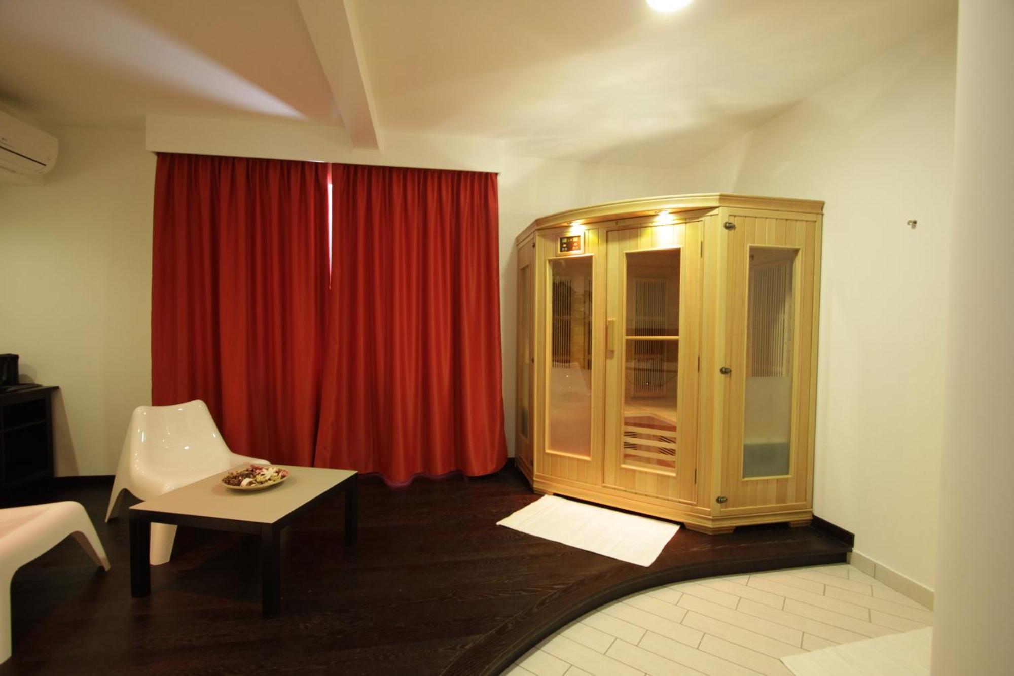 Hotel Paradise Airport フォルリ エクステリア 写真