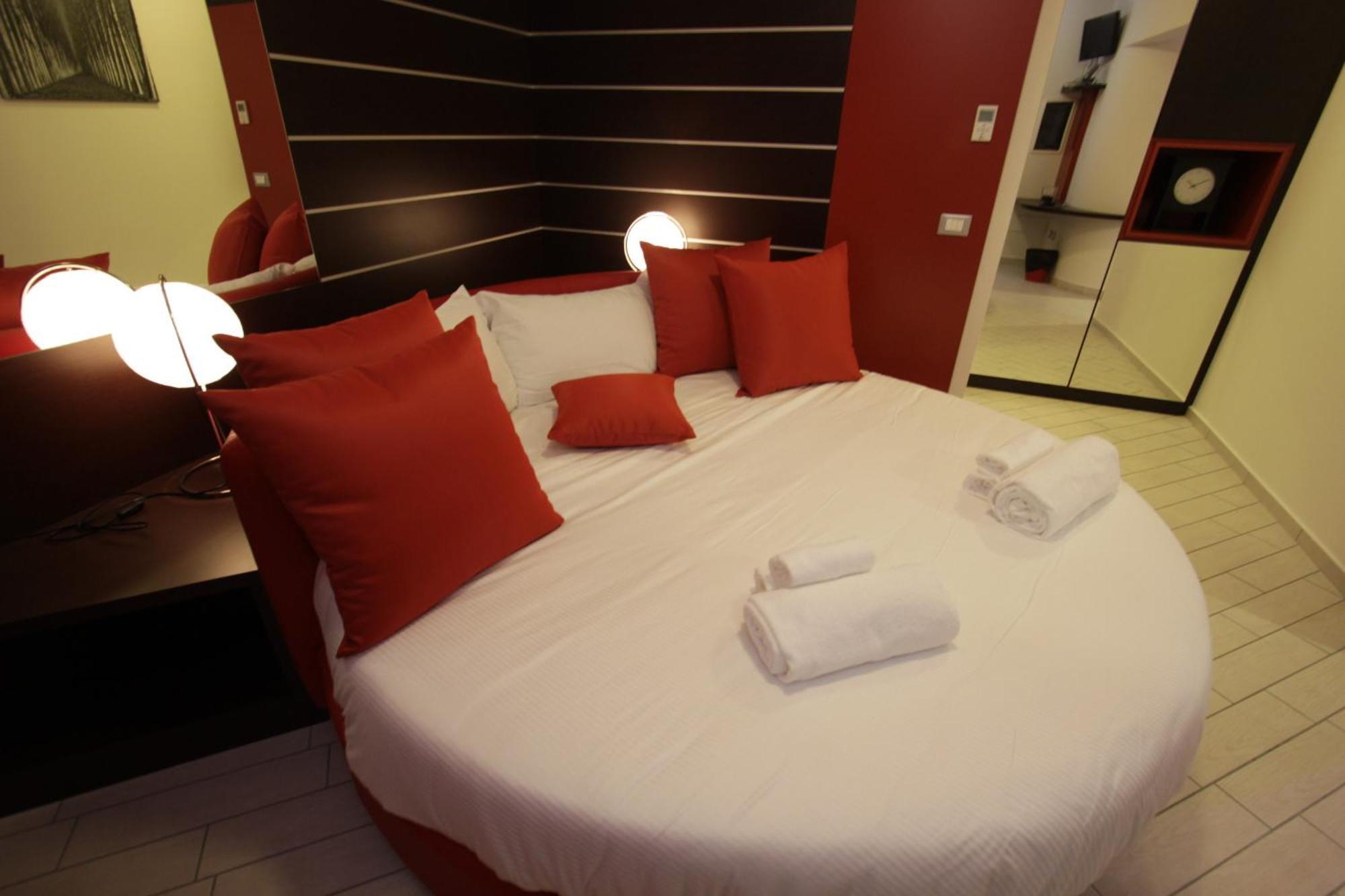 Hotel Paradise Airport フォルリ エクステリア 写真