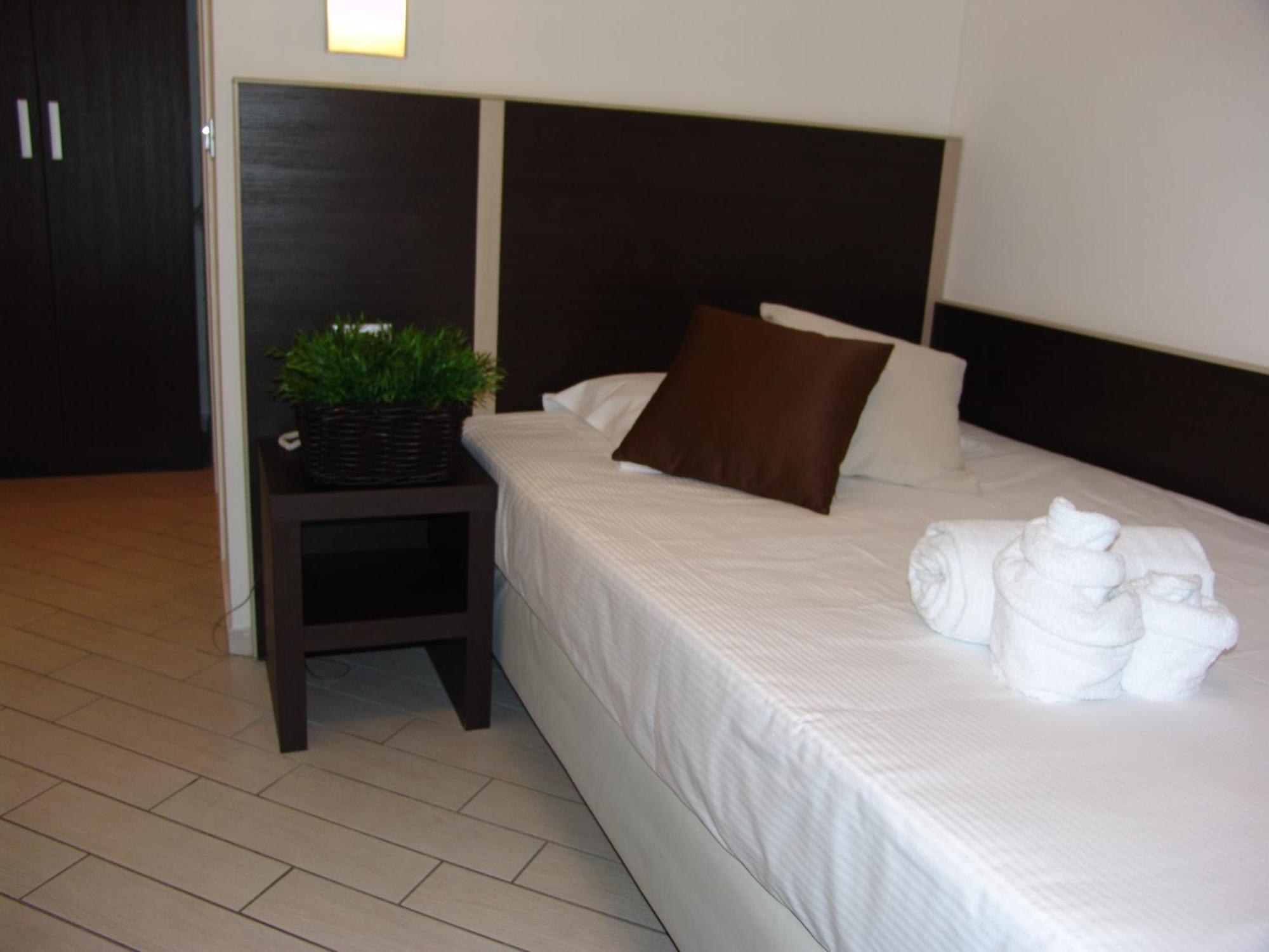 Hotel Paradise Airport フォルリ 部屋 写真